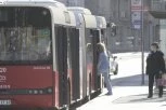 PUTNIK U GRADSKOM PREVOZU DEMOLIRAO AUTOBUS LUBENICOM! Vređao putnike i dobacivao devojkama, a onda je usledio pravi šok! (VIDEO)