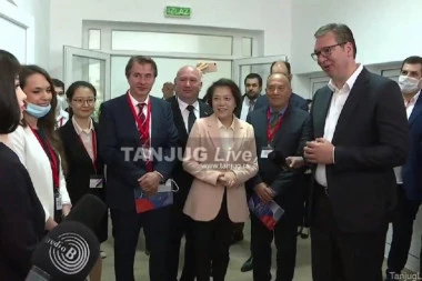 (VIDEO) Vučić u Centru za robotiku Učiteljskog fakulteta: Drago mi je da je Srbija razmela da je ovo put budućnosti