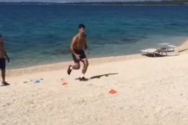(VIDEO) Šta radi Đoković na plaži? Sve bi vam palo na pamet osim ovog!