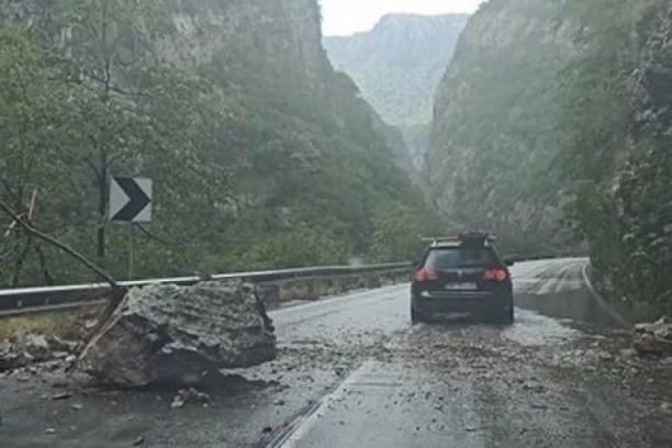 UŽAS NADOMAK SRPSKOG GRADA! Odronsko kamenje palo na autobus, ima povređenih!