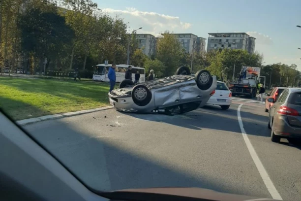 AUTOMOBIL PREVRNUT: Devojka imala udes, vozilo uništeno!