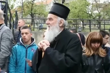 (VIDEO) Jedini trenutak kada je patrijarh Irinej zaplakao: Uz pesmu sa decom sa Kosmeta