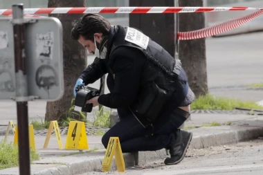 SEDEO JE, ĆUTAO I DRŽAO NEKOLIKO NOŽEVA U RUKAMA: Drama na stanici, napadač poleteo na policajce, a onda je PALA KRV!