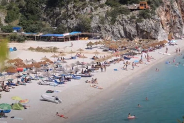 LEŽALJKE I DO 40 EVRA! Crnogorci rešili da nam "ODERU KOŽU S LEĐA" - cene na plažama PAPRENE
