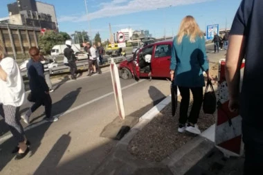 (FOTO) SAOBRAĆAJKA KOD MOSTARA: Od siline udarca automobil prešao u suprotnu traku