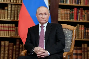 (FOTO) GORE DRUŠTVENE MREŽE! Isplivala PUTINOVA slika od pre 20 godina: Ruski predsednik UHVAĆEN dok je radio OVO!