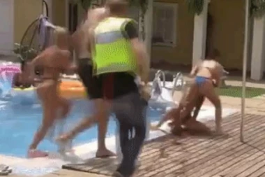 (VIDEO) BRUTALNA TUČA MARINKOVIĆEVE I MINE VRBAŠKI ESKALIRALA: Obezbeđenje hitno reagovalo, MAJA MOMENTALNO IZBAČENA IZ BELE KUĆE!