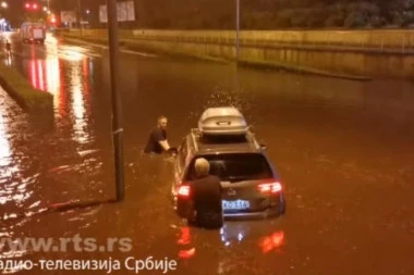 POTOP! Ovako su automobili plivali ulicama, nezapamćeno nevreme pogodilo Suboticu (VIDEO)