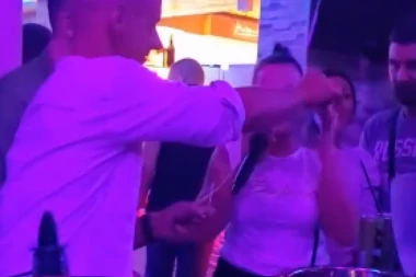 KRISTINU KITE NOVČANICAMA, A GOLUBOVIĆ SVE NADGLEDA! Kristijan ne skida POGLED sa NJE, snimak OBIŠAO DRUŠTVENE MREŽE! (VIDEO)