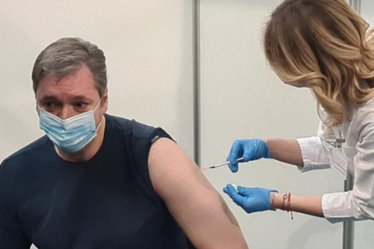 (VIDEO) VUČIĆ PRIMIO TREĆU DOZU VAKCINE: Pozivam ljude da se vakcinišu, ja nisam ni osetio ubod igle