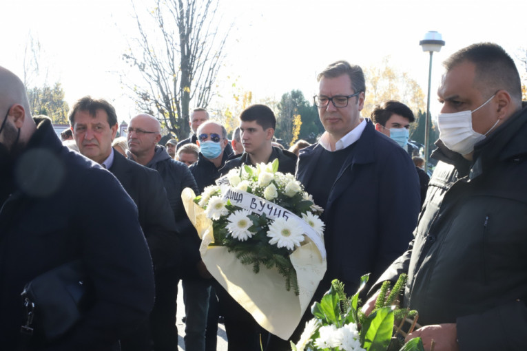 VUČIĆ NA SAHRANI MARINKA ROKVIĆA: Predsednik se oprostio od preminulog pevača (FOTO)