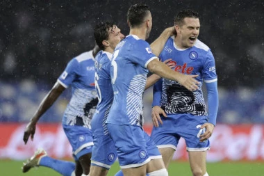 JUG ITALIJE U TRANSU! Napoli MELJE ka Skudetu - Sergejev Lacio potučen DO NOGU! (VIDEO)