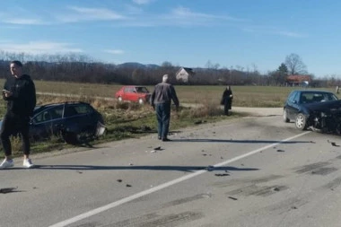 TEŠKA SAOBRAĆAJNA NESREĆA KOD KRALJEVA: Automobil prešao u suprotnu traku, vozila potpuno smrskana (FOTO)