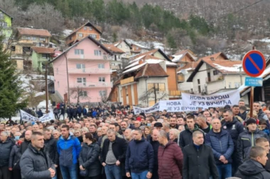 PREDSEDNIKA U NOVOJ VAROŠI DOČEKAO VELIKI BROJ GRAĐANA: Vučića pozdravili gromoglasnim aplauzom (FOTO)