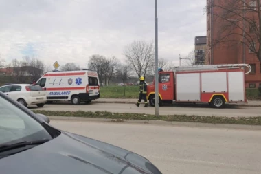 TEŠKA SAOBRAĆAJNA NESREĆA U KRAGUJEVCU: Tri osobe povređene, vozila smrskana (FOTO)