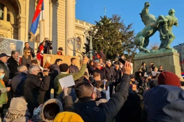 ČETVRTI DAN OKUPLJANJA ISPRED SKUPŠTINE: Navijači pružaju podršku pred odlučujući trenutak!