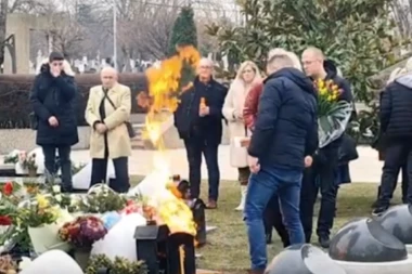 ZAPALILI SE VENCI NA GROBU ŠABANA ŠAULIĆA! Na pomenu BUKNUO PLAMEN, sprečena KATASTROFA!