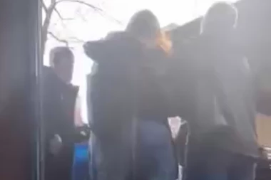 CRNA DEVOJKO, ŠTA RADIŠ!? Drama na Bulevaru u Beogradu! POLICAJAC JE JEDVA OBUZDAO! (VIDEO)