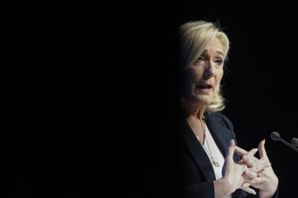 "BIO JE BORAC": Marin Le Pen odala počast preminulom ocu, a nećete verovati ŠTA su skandirali Parižani na ulicama kada je UMRO!