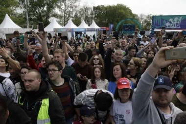 VELIKI BROJ NAVIJAČA DOČEKAO NOVAKA: Fantastična atmosfera, Dorćol i Beograd ovo ne pamte! (VIDEO)