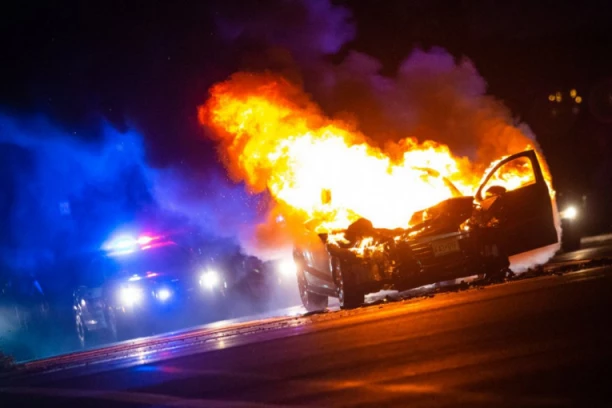 MUŠKARAC IZGOREO U ZAPALJENOM AUTOMOBILU! Teška nesreća kod Kraljeva! Sudar kamiona i automobila!