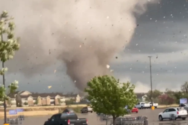 TORNADO USISAO DEO MILIONSKOG GRADA! "Čudovište" izazvalo pravi haos