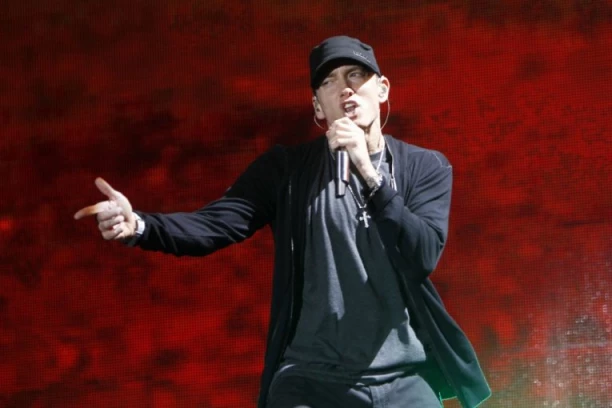 EMINEM SE PESMOM OPROSTIO OD POKOJNE MAJKE: Tužio je za ZLOSTAVLJANJE, pa repovao o njihovom odnosu!