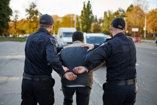 PRETIO DA ĆE POBITI DRUGOVE U ŠKOLI, NAŠLI MU I SPISAK SMRTI! Uhapšen dečak (11), policajci zanemeli kad su videli ŠTA JE SVE IMAO U SOBI! (FOTO)