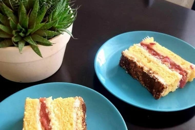 TORTA GOTOVA ZA 15 MINUTA! Poslastica od jagoda je pravo OSVEŽENJE za vrele dane!