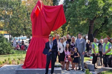 Estrada se okupila na otkrivanju spomenika Šabana Šaulića! Kolege odaju počast kralju narodne muzike! (FOTO/VIDEO)