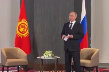 PUTIN OPET JAVNO OSRAMOĆEN: Nervozno šeta i cupka dok čeka predsednika Kirgistana! (VIDEO)