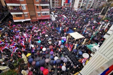 VELIČANSTVEN SKUP 10.000 NAŠIH LJUDI U SEVERNOJ MITROVICI! Poruka Srba s Kosmeta: Odavde nema nazad! ČITAJTE U SRPSKOM TELEGRAFU!