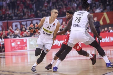 DELUJE KAO KATASTROFA, ALI NIJE TAKO: Desetkovani Partizan se HRABRO držao u Atini, Olimpijakos ga PREGAZIO u poslednjih 10 minuta! (VIDEO)