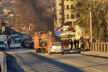 INCIDENT U ČAČKU: Zapalilo se vozilo, dim KULJAO na sve strane!