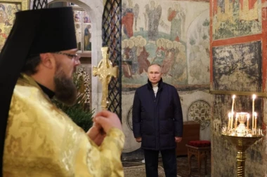 SLIKA USAMLJENOG PUTINA NA BOŽIĆNOJ LITURGIJI POKRENULA LAVINU ŠPEKULACIJA! Strah od bolesti ili OPASNA poruka!? (VIDEO/FOTO)