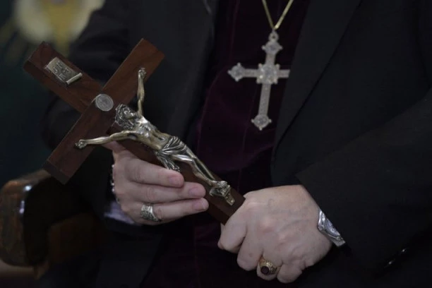 UHAPŠEN POZNATI SVEŠTENIK, OLIČENJE ĐAVOLA! Za njim bila raspisana POTERNICA, činio je JEZIVE stvari (FOTO/VIDEO)