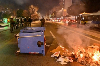 HOROR U GRADU: Policija bacila suzavac na demonstrante, pa ih okružila BODLJIKAVIM ŽICAMA (VIDEO)