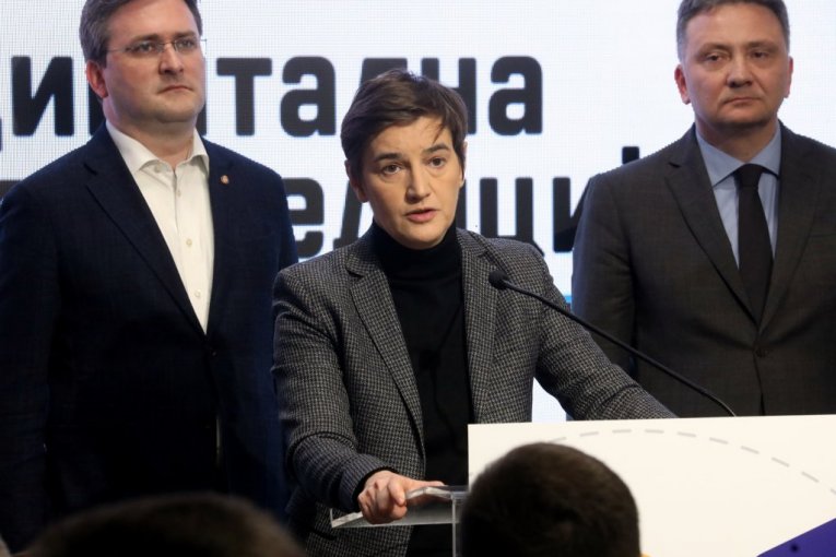 PREMIJERKA BRNABIĆ U POSETI BORU: Ponosna  sam što su penzioneri prihvatili eUpravu (FOTO)