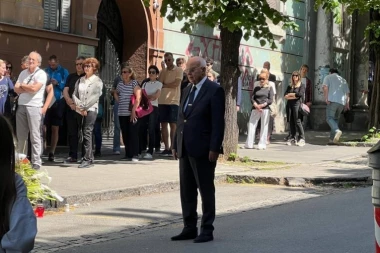 TOMA FILA SE UPISAO U KNJIGU ŽALOSTI U OŠ "VLADISLAV RIBNIKAR": Ispred "škole smrti" redovi ožalošćenih ljudi