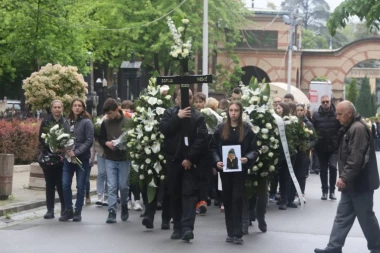 SAHRANJENO ČETVORO UČENIKA OŠ VLADISLAV RIBNIKAR:  Jecaji se prolamali Novim grobljem, Lešćem i Novim bežanijskim grobljem (FOTO, VIDEO)