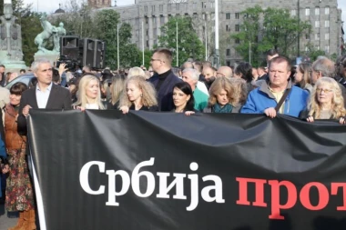 ŠTA ĆEMO SAD? Pometnja na protestu opozicije! Prekinut lanac instrukcija, treže od Šolakovog novinara da im kaže gde da idu!