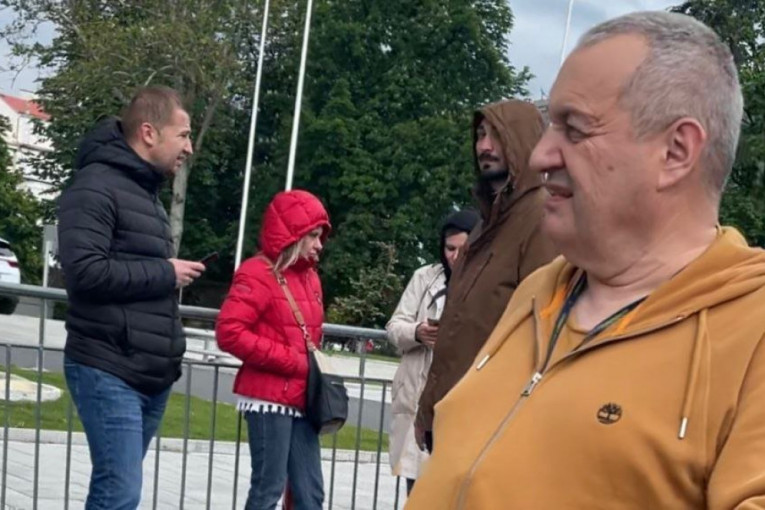 ŠTA JE SMEŠNO "BORCIMA" PROTIV NASILJA? Milivojević objavio fotografiju sa protesta, osmeh od "uveta do uveta" (FOTO)