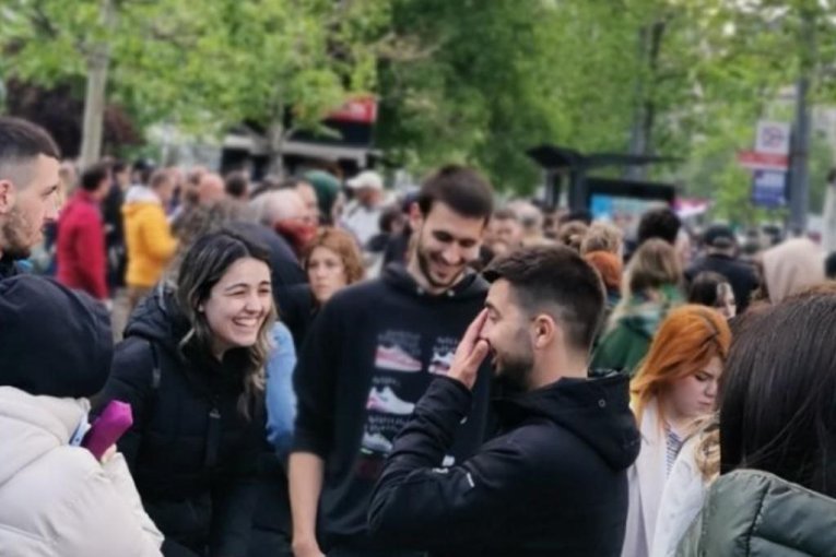 ŠLJOKAJU I KLIBERE SE: Evo šta rade okupljeni na protestu "protiv nasilja" (FOTO)