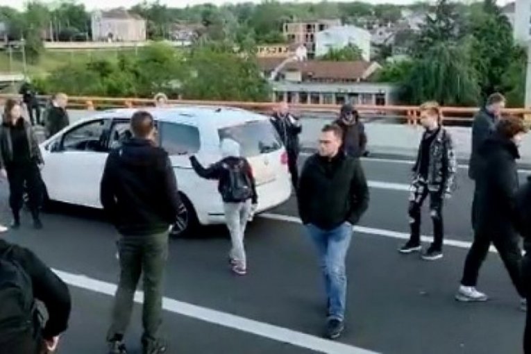 MAJKA SA ČETVORO DECE U AUTU NE MOŽE DA PROĐE PREKO MOSTA: Ovako izgleda politički protest "protiv nasilja" u Beogradu