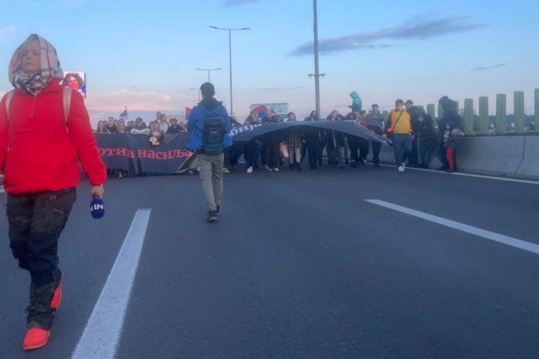 ŽAKLINA TATALOVIĆ NA ČELU KOLONE: Novinarka N1 predvodi opozicioni protest