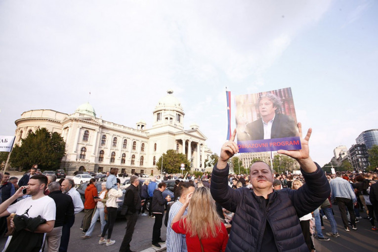 POBIJENU DECU NE POMINJU, PONAVLJAJU K'O POKVARENA PLOČA SAMO JEDNO: Vučiću, ostavka! (VIDEO)