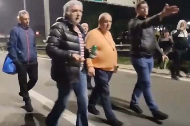 PROTESTANTI BESNI NA MILIVOJEVIĆA: Šta ste pustili muziku, dvadesetoro dece je umrlo?! (VIDEO)