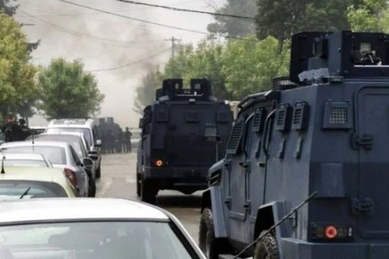 KURTIJEVI SPECIJALCI NAPRAVILI HAOS NA KOSOVU I METOHIJI! Gore automobili, ljudi izašli na ulice! (FOTO+VIDEO)