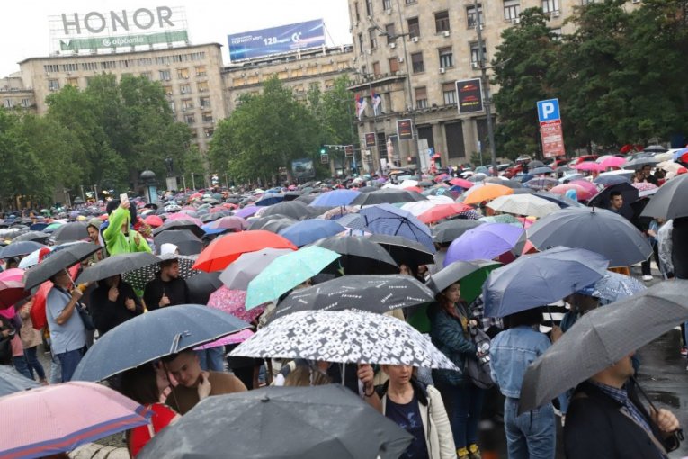 NEĆEMO DA ŠETAMO! Uživo u programu N1 čuli se povici ljudi koji ne žele u šetnju koju su osmislili organizatori protesta (VIDEO)