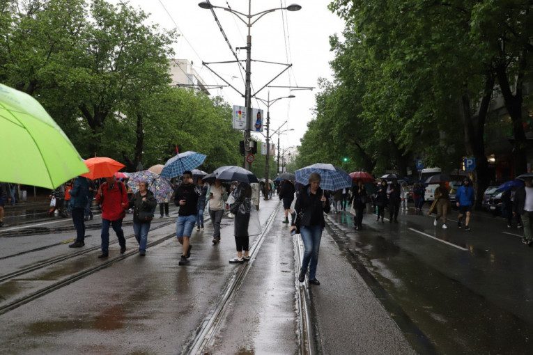 PLJUJU VUČIĆA JER JE CITIRAO GIŠKU, A NJIH BOŽOVIĆ GRLIO: Licemerje organizatora protesta u Beogradu (FOTO)